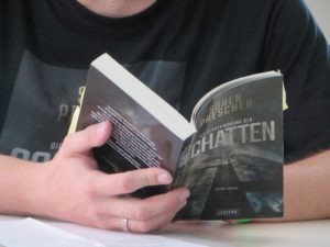 Lesung aus "Die Verschwörung der Schatten" (Luzifer Verlag) Foto geknipst und zur Verfügung gestellt von Anke Brandt